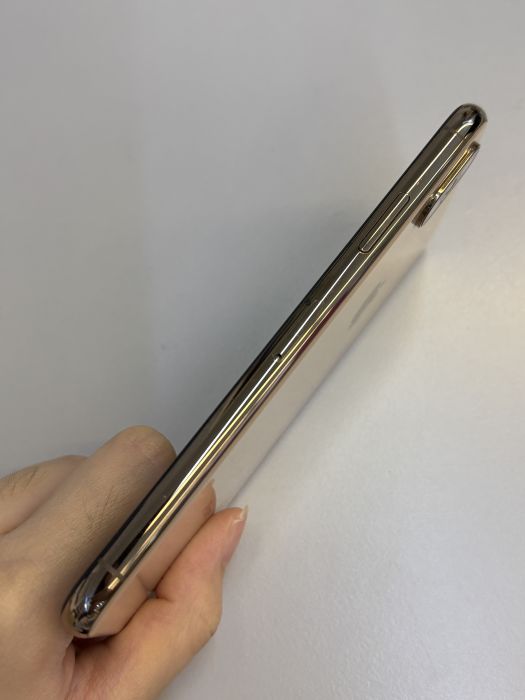 iPhone XS · 3/9