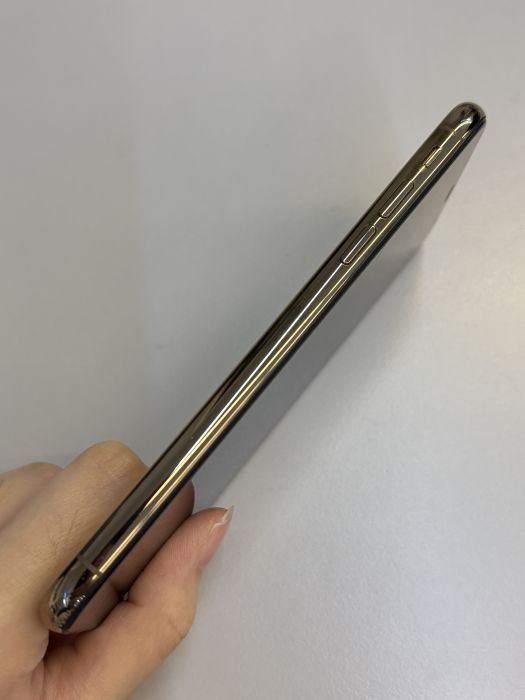 iPhone XS · 2/9