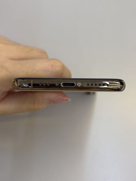 iPhone XS · 4/9