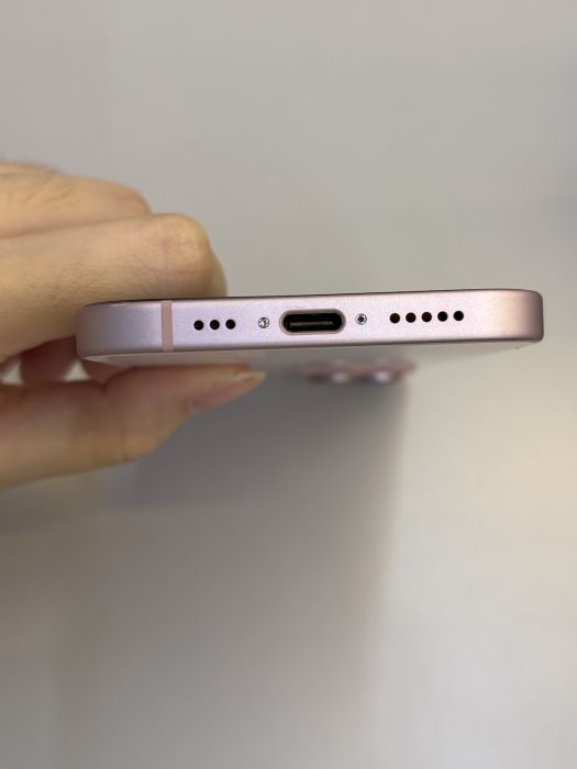 iPhone 15 · 4/10