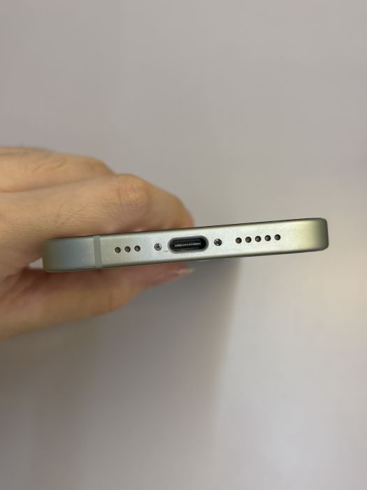iPhone 15 · 4/10