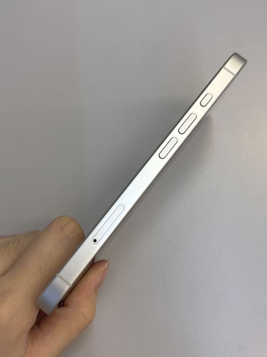 iPhone 16 · 2/9