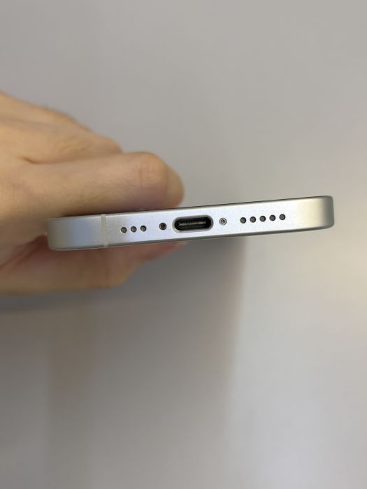 iPhone 16 · 4/9