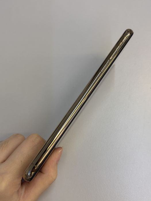 iPhone XS Max · 2/9