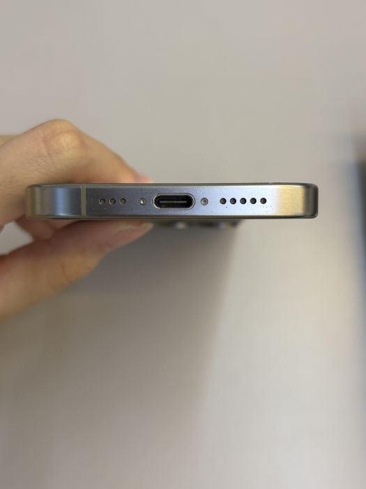 iPhone 15 Pro · 4/9