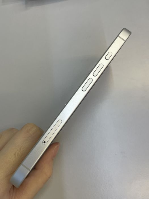 iPhone 16 · 2/9