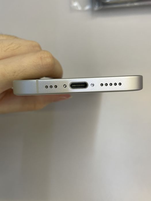 iPhone 16 · 4/9