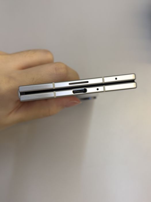 Samsung Galaxy Z Fold 8 Ultra · 4/8