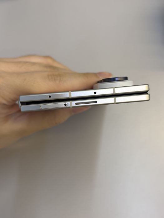 Samsung Galaxy Z Fold 8 Ultra · 5/8