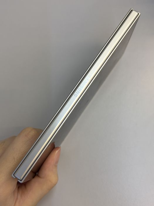 Samsung Galaxy Z Fold 8 Ultra · 2/8