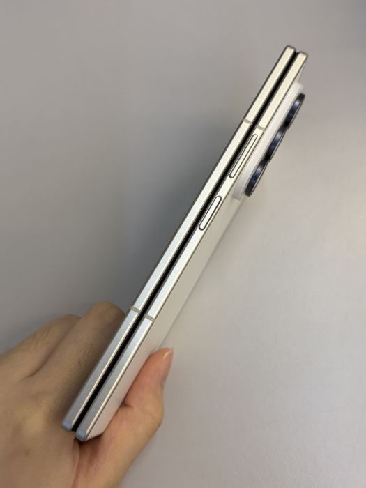 Samsung Galaxy Z Fold 8 Ultra · 3/8